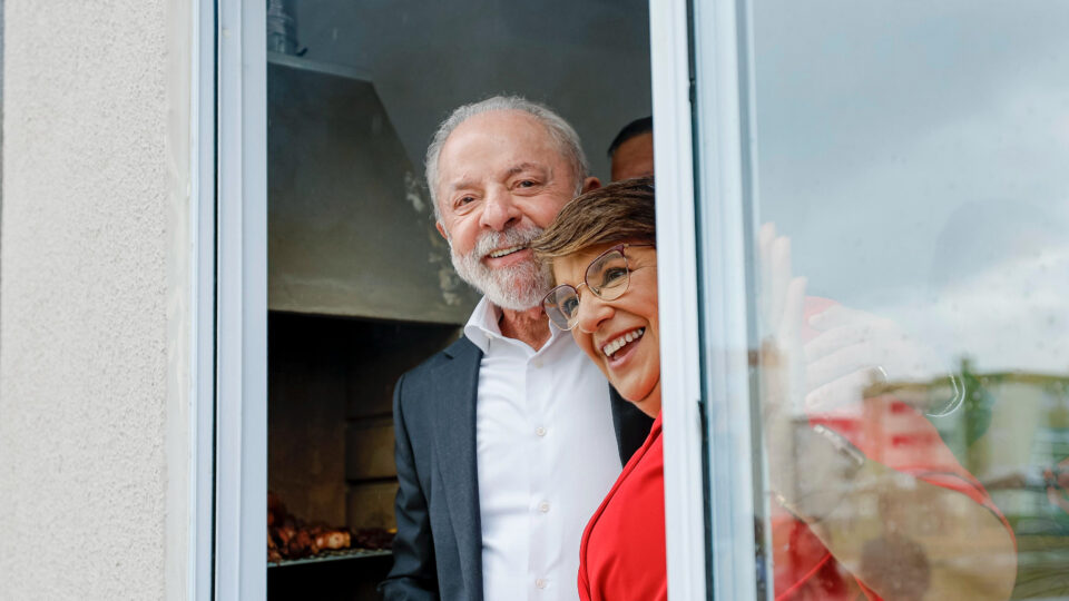 Brasileiro critica líder EUA em moradias; ambição mundial Brasileiro critica líder EUA em moradias; ambição mundial