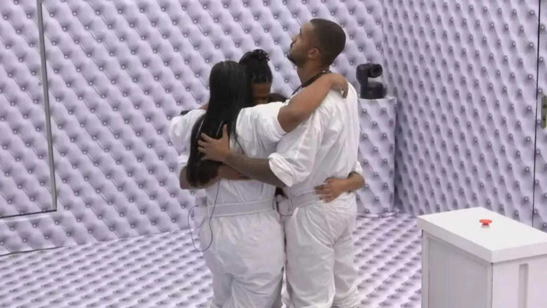 BBB 26 vive tensão com chegada de novos participantes e disputa por camas