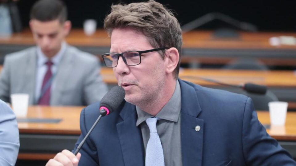 Risco de prisão ao retorno do filho de Bolsonaro ao Senado Risco de prisão ao retorno do filho de Bolsonaro ao Senado